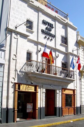 Fachada de la propiedad