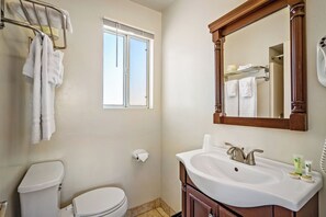 Kamar Standar, 1 Tempat Tidur Queen | Meja kerja, setrika/meja setrika, Wi-Fi gratis, dan seprai linen