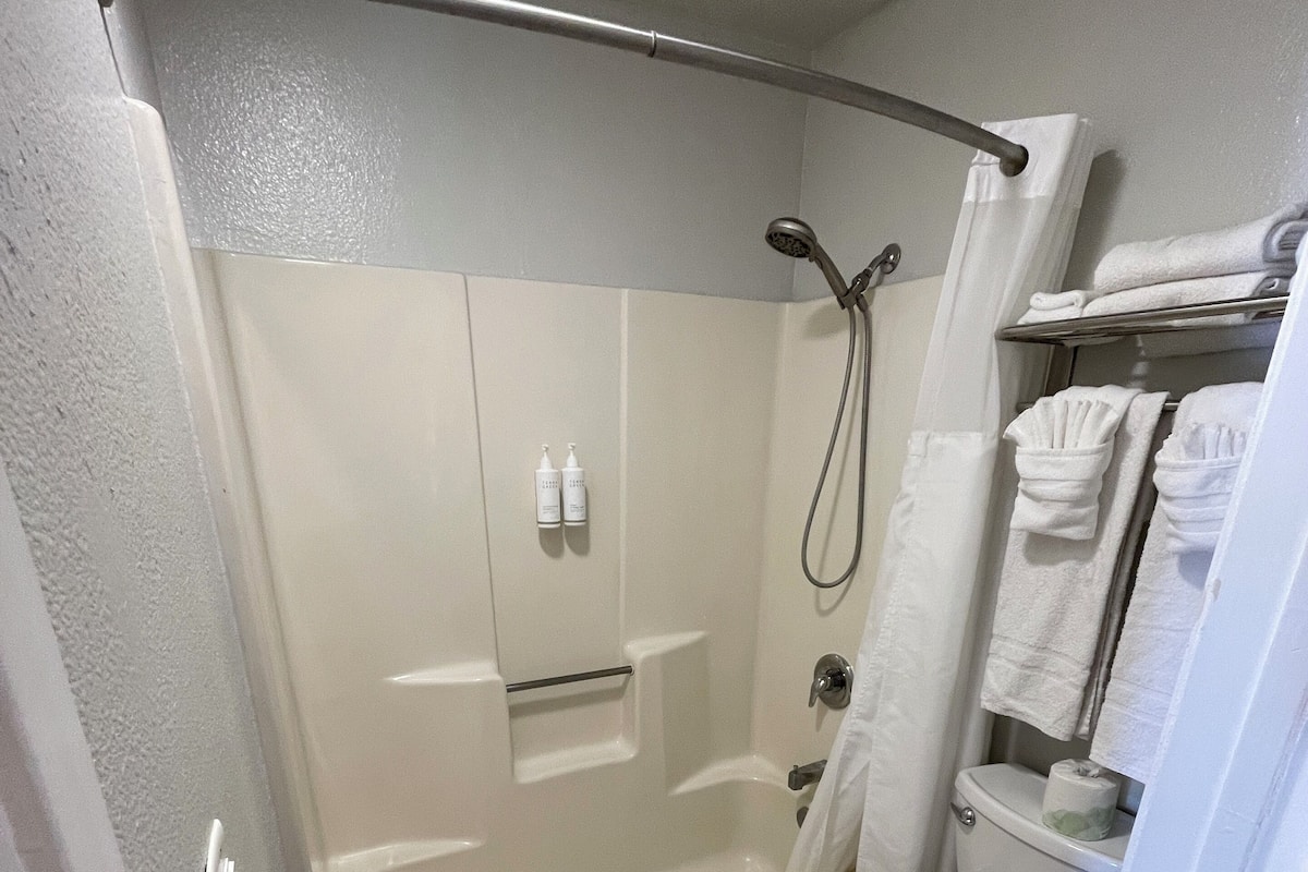 Une salle de bain avec une baignoire, des toilettes et une douche.