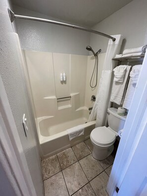 Standardzimmer, 2 Queen-Betten | Badezimmer | Dusche, kostenlose Toilettenartikel, Haartrockner, Handtücher