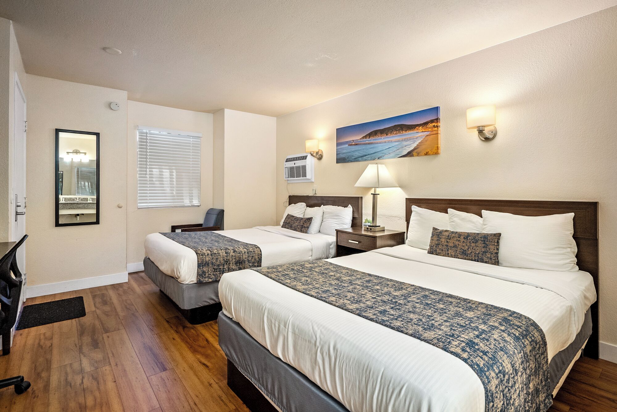 Escritorio, tabla de planchar con plancha, wifi gratis y ropa de cama 