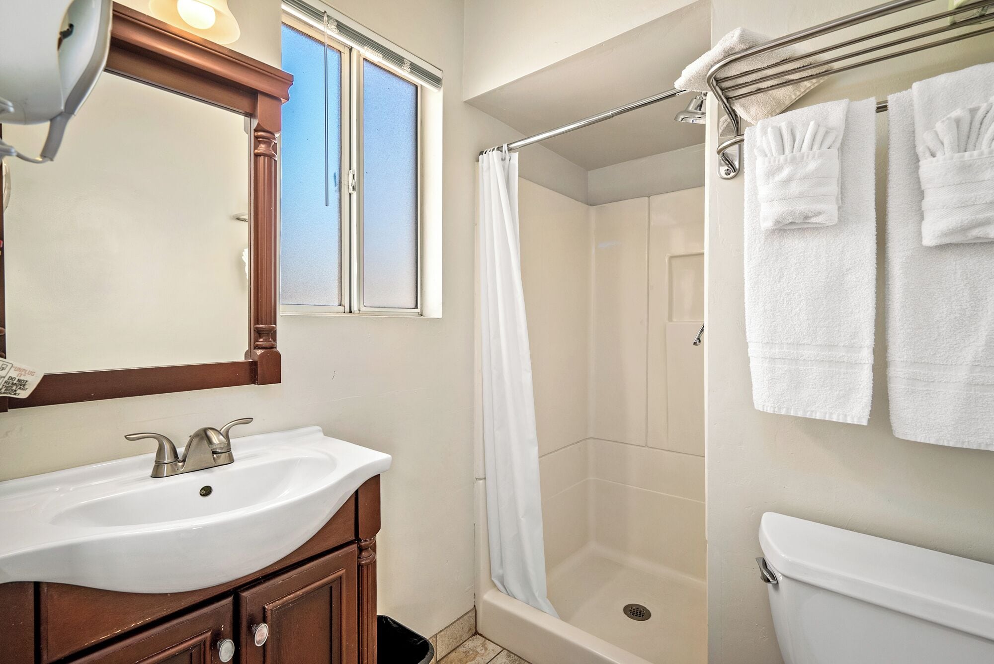 Standard Room, 1 Queen Bed | Bathroom | Shower, free toiletries, hair dryer, towels