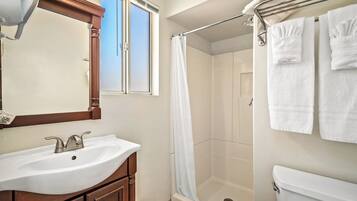 Standard Room, 1 Queen Bed | Bathroom | Shower, free toiletries, hair dryer, towels