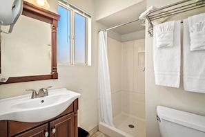 Quarto standard, 1 cama Queen | Banheiro | Chuveiro, produtos de toalete grátis, secador de cabelo 
