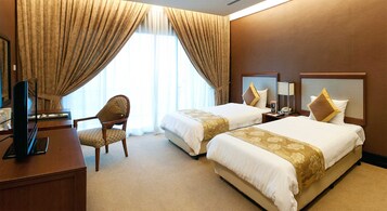 Minibar, caja de seguridad en la habitación y escritorio 