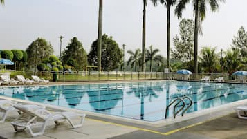 Kolam renang outdoor, dengan kursi berjemur