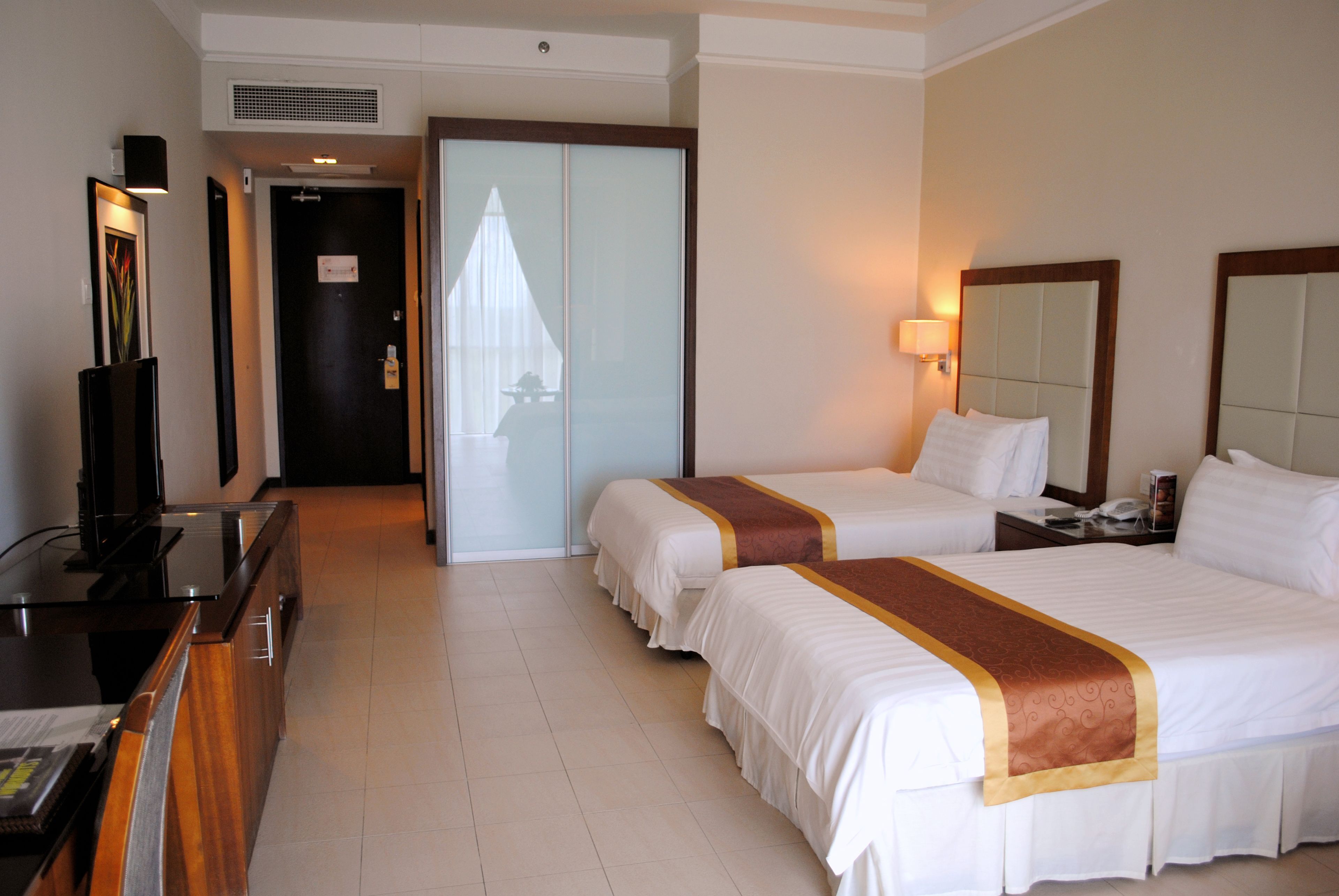 Minibar, coffre-fort, bureau, rideaux d’obscurcissement