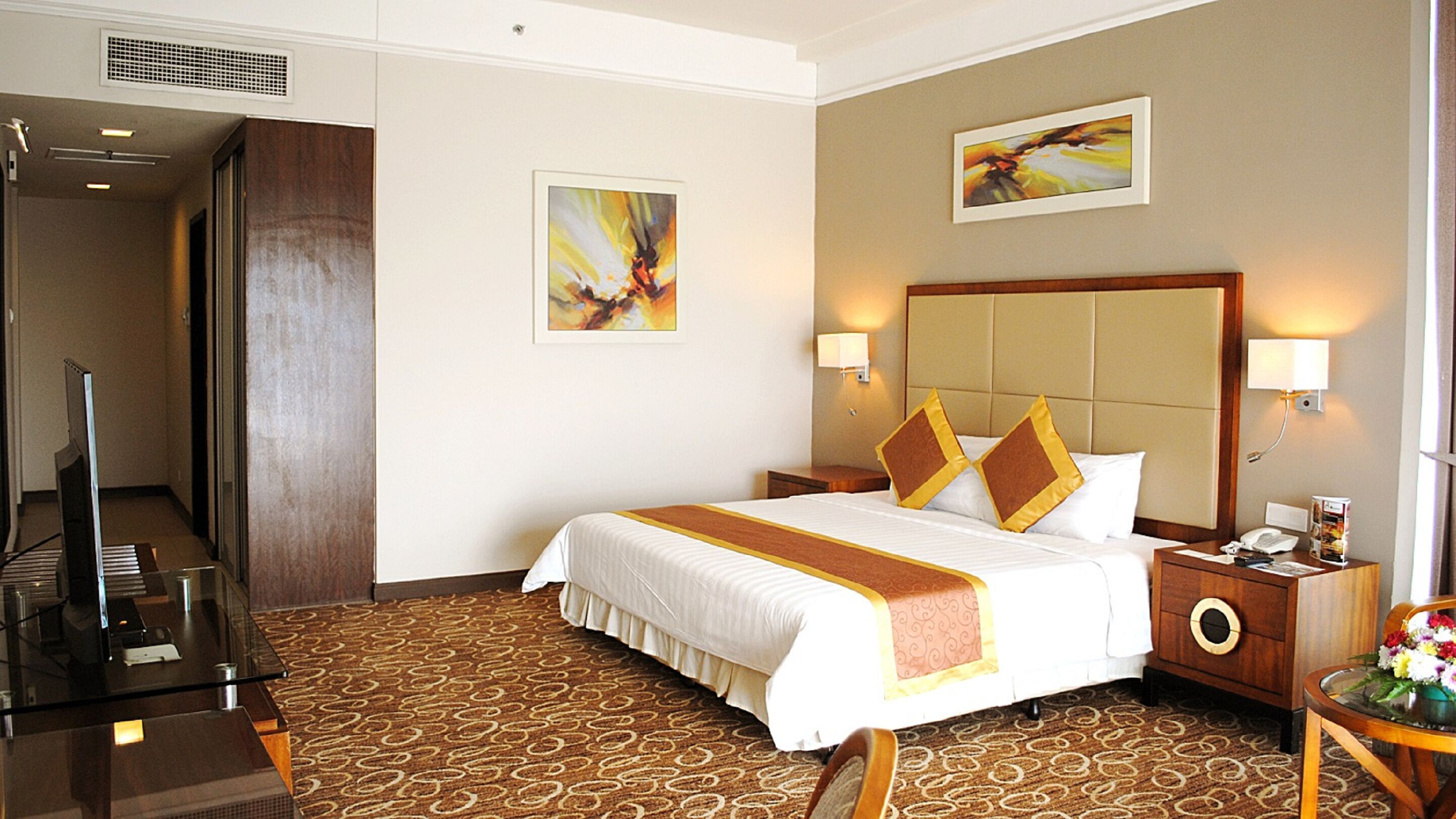 Minibar, coffre-fort, bureau, rideaux d’obscurcissement