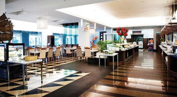 4 間餐廳，供應午餐和晚餐，亞洲料理