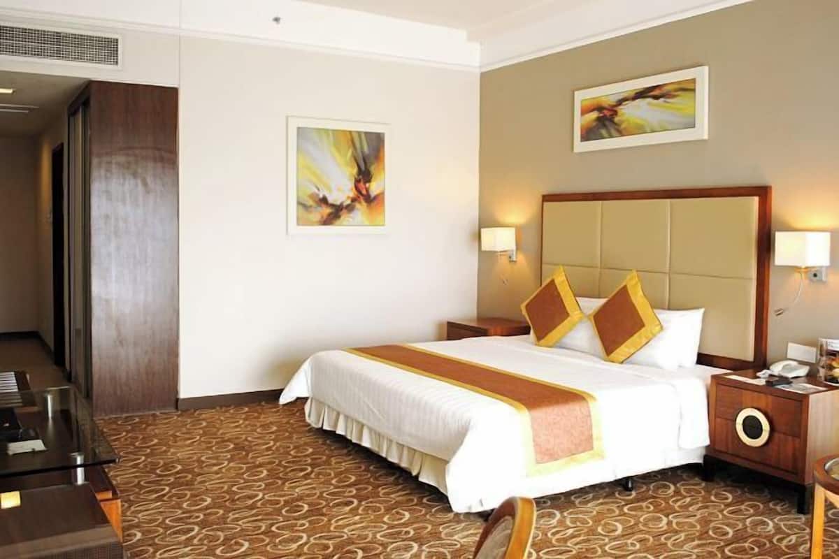 Minibar, in-room safe, desk, blackout curtains