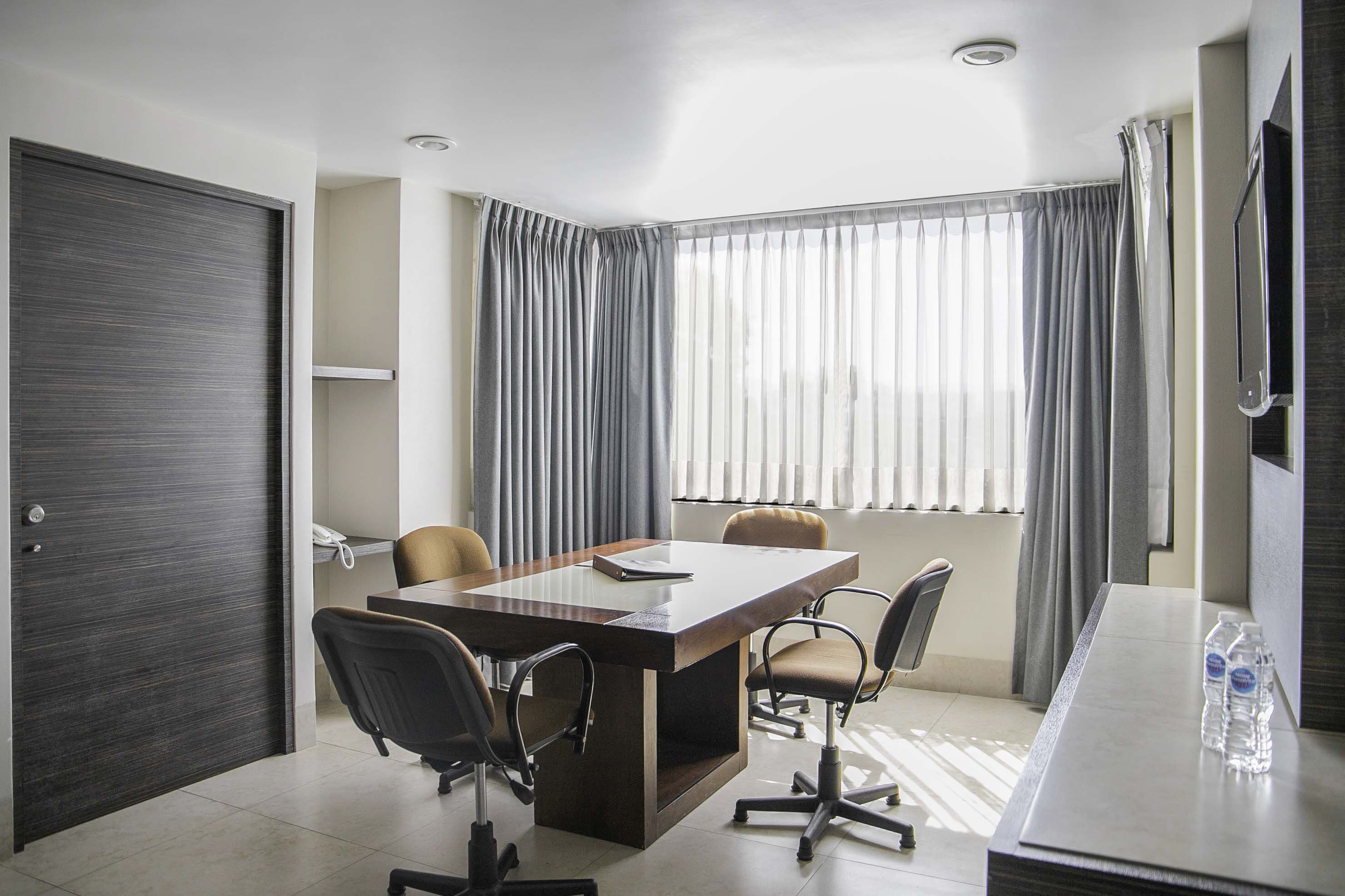 executive suite, 1 king bed | living area | 32-inch flat-screen tv with cable channels, tv, dvd player