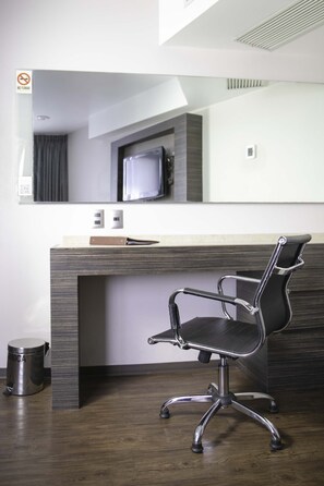 Suite Eksekutif, 1 Tempat Tidur King | Seprai premium, brankas, tirai kedap cahaya, dan setrika/meja setrika