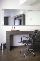 Executive Suite, 1 King Bed | Premium bedding, in-room safe, blackout drapes, iron/ironing board