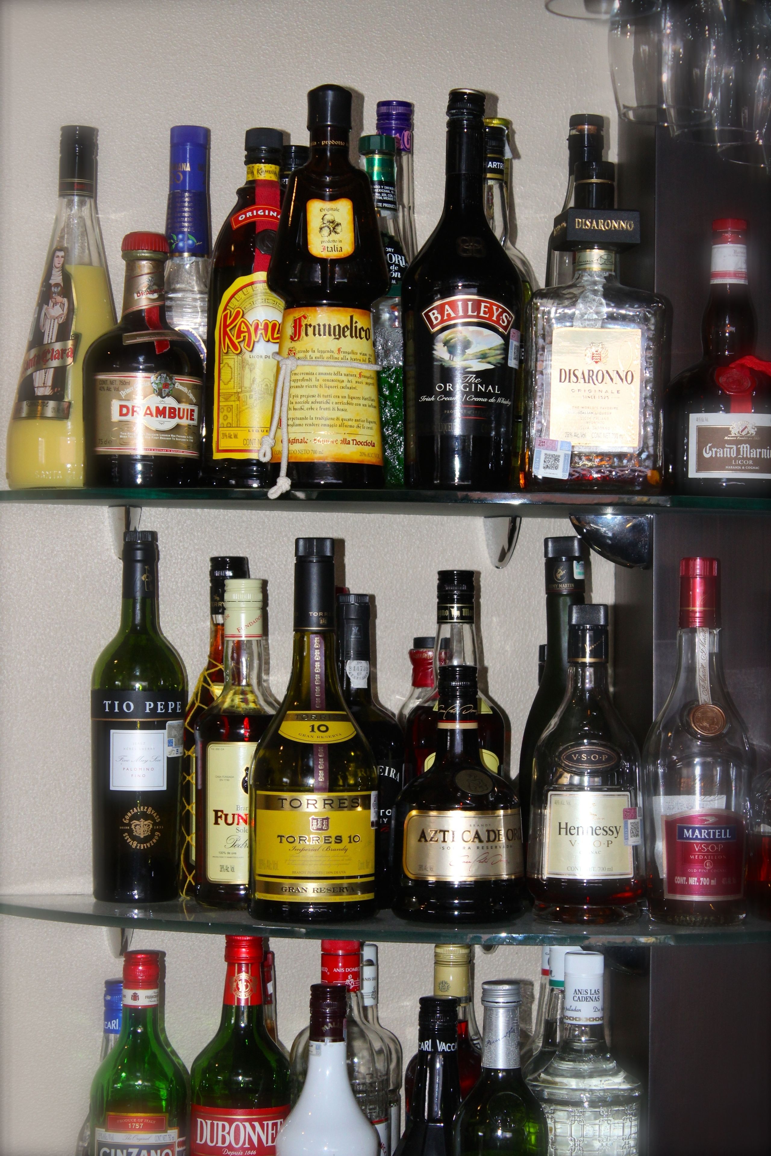 Una estantería con diferentes botellas de licor.