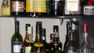 Una estantería con diferentes botellas de licor.