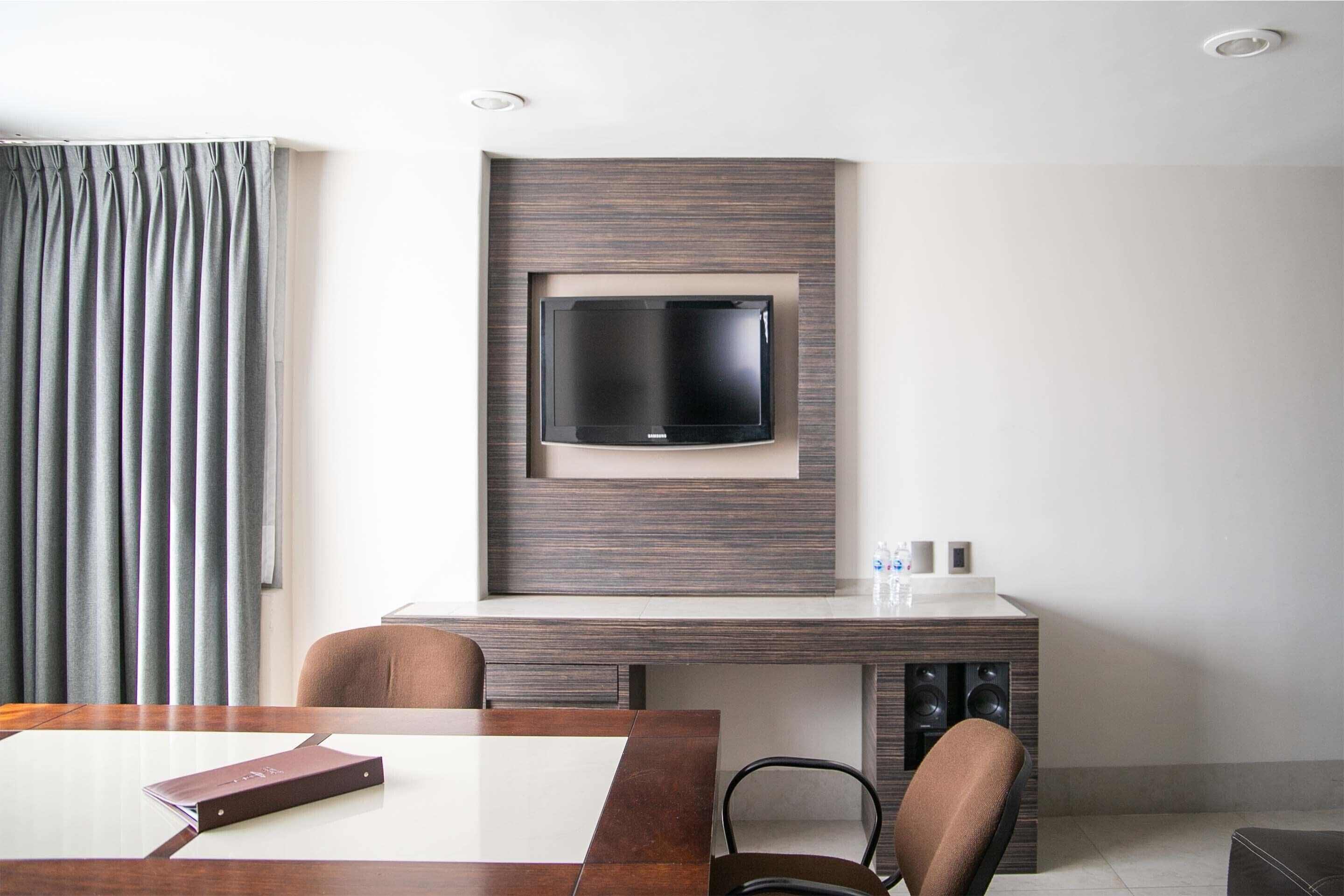 executive suite, 1 king bed | living area | 32-inch flat-screen tv with cable channels, tv, dvd player