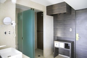 Shower, pancuran hujan, pengering rambut, dan handuk