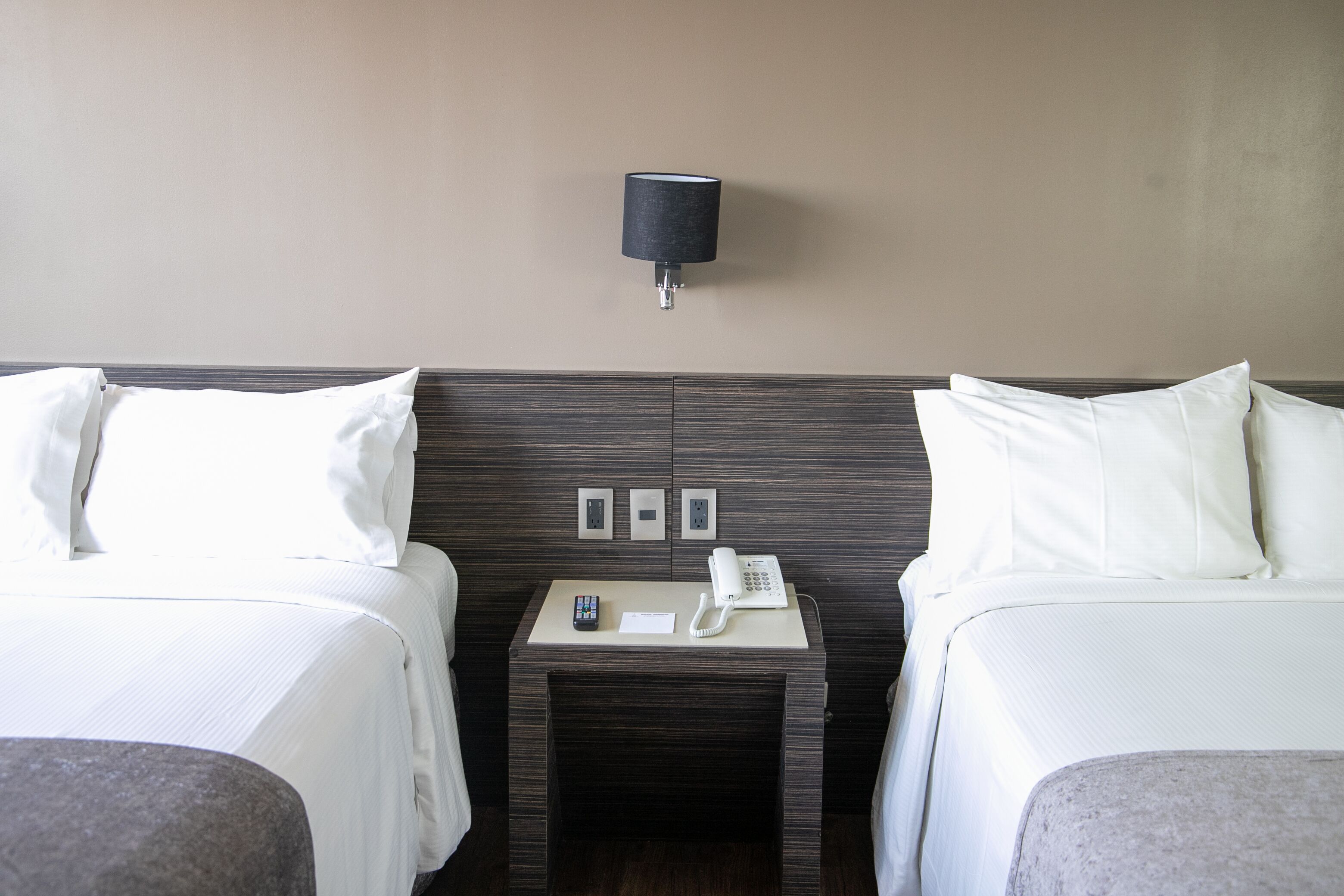 Habitación estándar, 2 camas matrimoniales | Ropa de cama de alta calidad y caja de seguridad en la habitación 