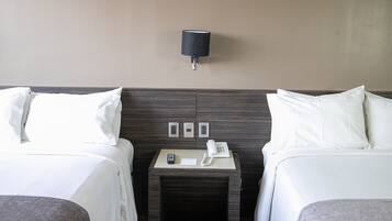 Habitación estándar, 2 camas matrimoniales | Ropa de cama de alta calidad y caja de seguridad en la habitación