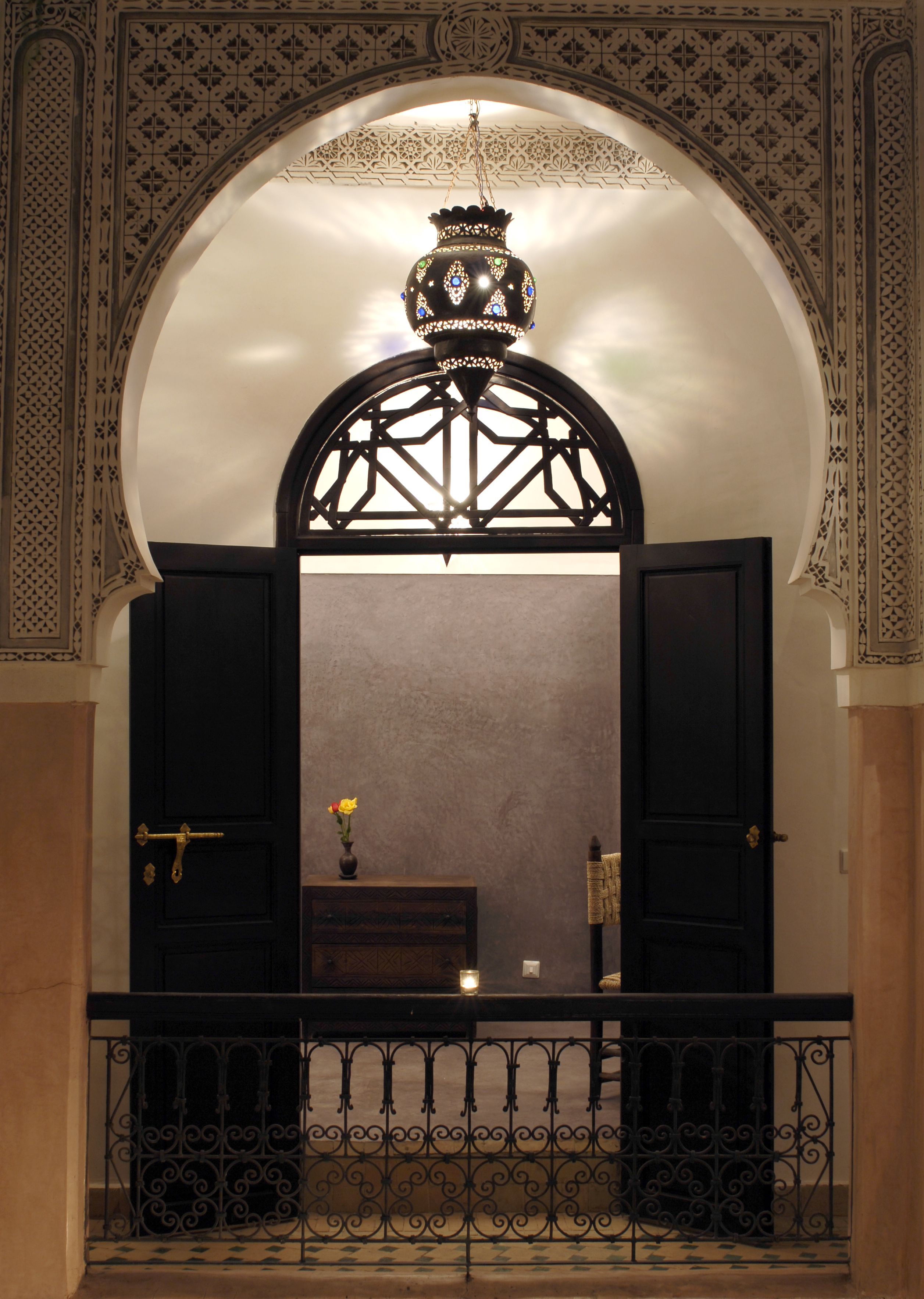 Un portón ornamentado con techo decorativo y una lámpara colgante.