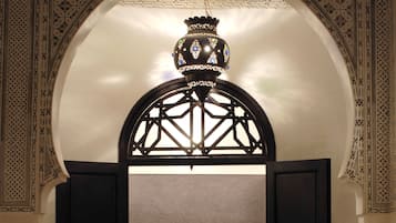 Un portón ornamentado con techo decorativo y una lámpara colgante.
