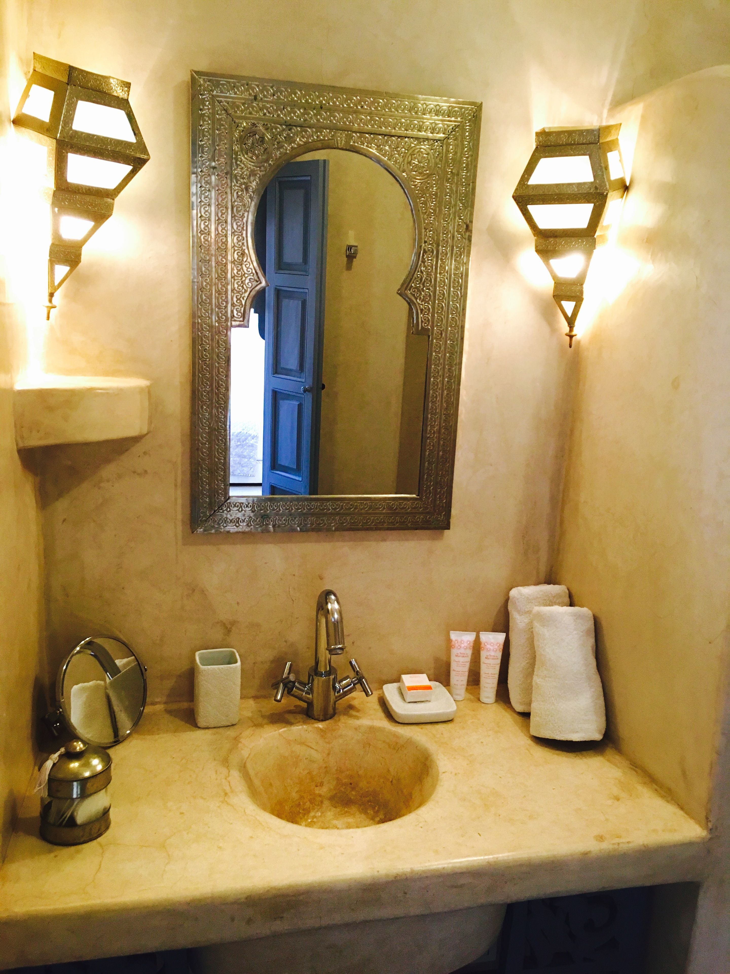 Une salle de bain équipée d’un lavabo, d’un miroir et d’articles de toilette.
