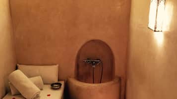 Una bañera de hidromasaje, baño turco/hammam, envolturas corporales