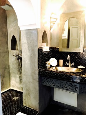 Classic Room (supp 3) | Bathroom | Shower, rainfall showerhead, free toiletries, hair dryer - Riad Tawargit (Marrakech)