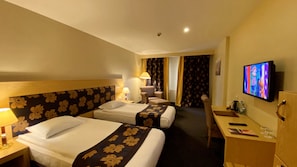 标准双人房或双床房 | 客房内保险箱、办公桌、免费婴儿床、折叠床/加床(额外收费)