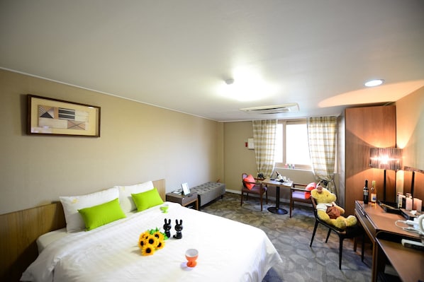 Deluxe Double Room | 1 bedroom, down comforters, individually furnished, iron/ironing board