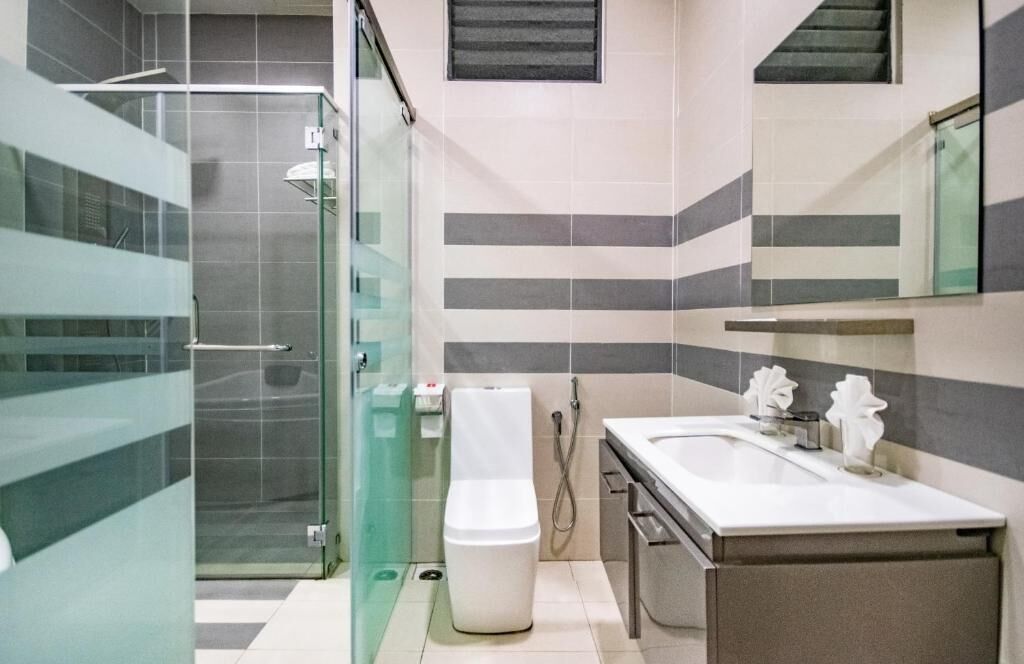 Penthouse | Badezimmer | Dusche, kostenlose Toilettenartikel, Haartrockner, Hausschuhe