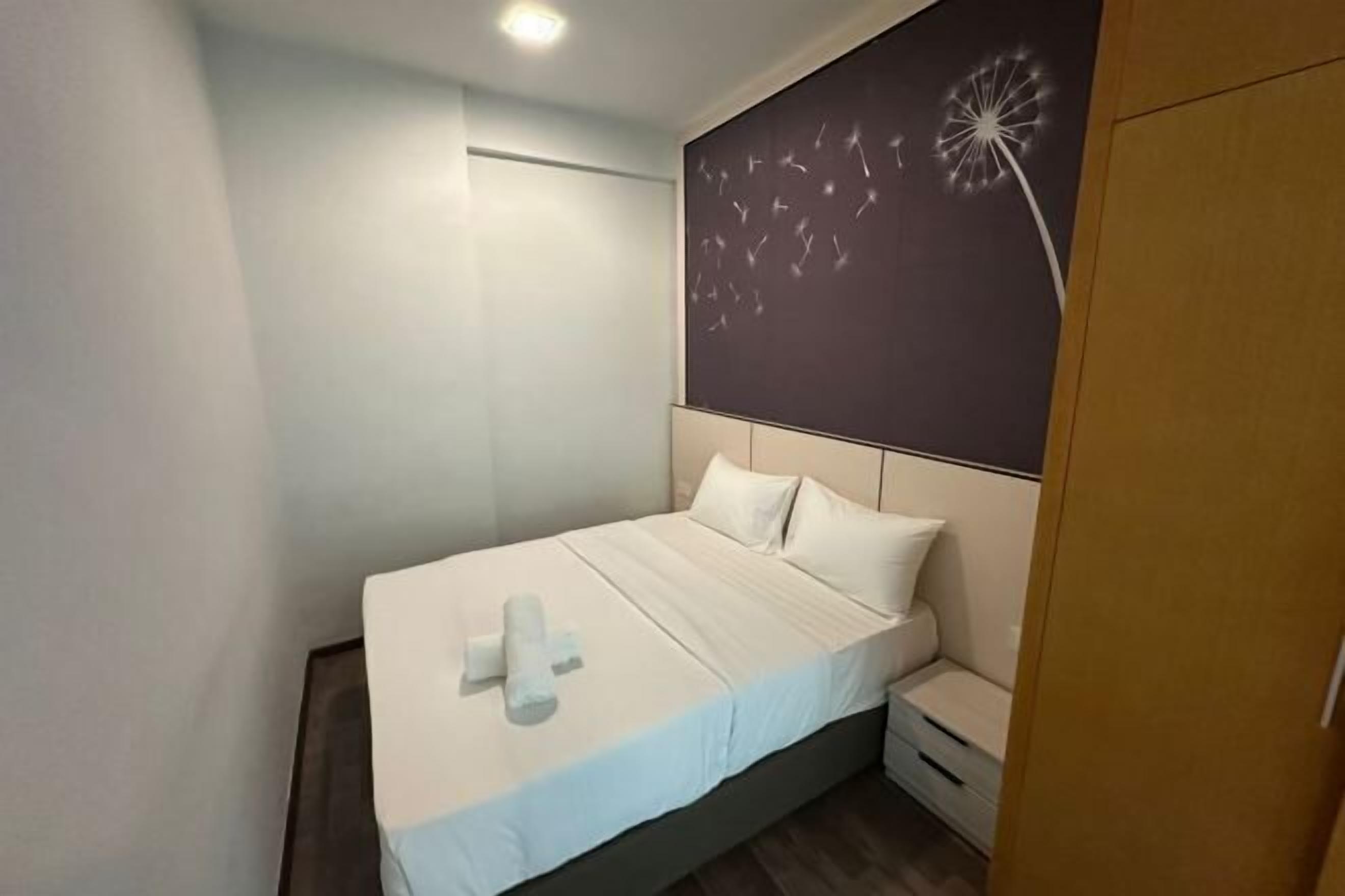 Minibar, sistema de insonorización y tabla de planchar con plancha 