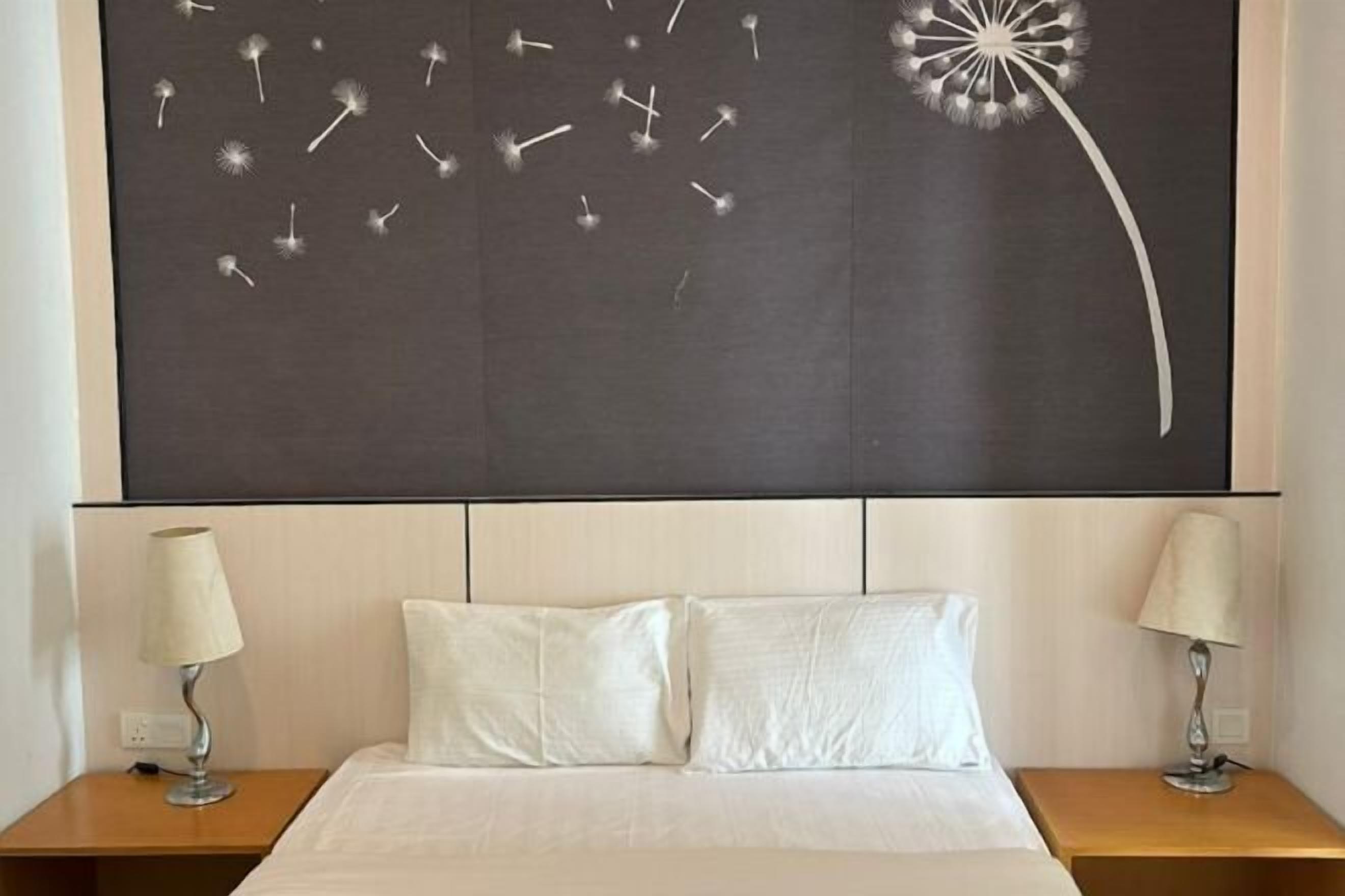 Minibar, sistema de insonorización y tabla de planchar con plancha 