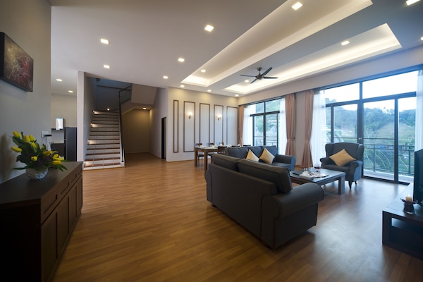 0B | Living room | 32-inch flat-screen TV with satellite channels, TV