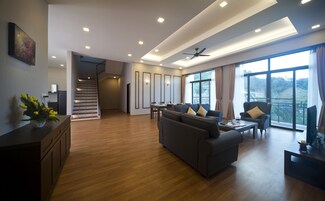 0B | Living room | 32-inch flat-screen TV with satellite channels, TV