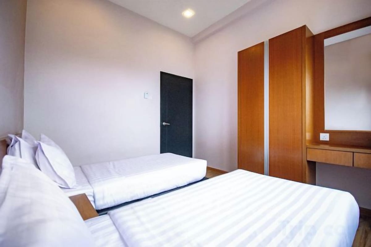 Minibar, sistema de insonorización y tabla de planchar con plancha 