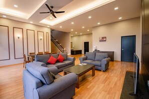 Penthouse | Living area | 32-inch flat-screen TV with satellite channels, TV