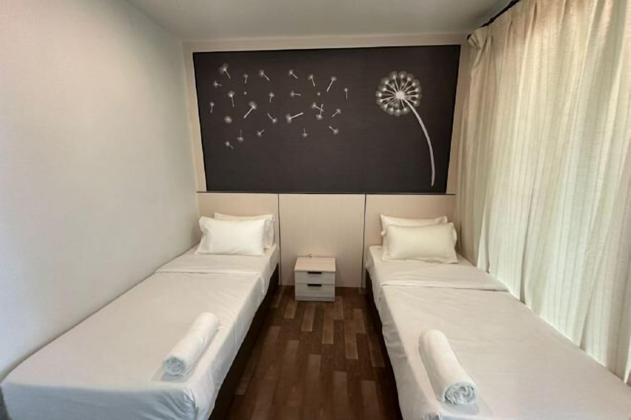 Minibar, sistema de insonorización y tabla de planchar con plancha 