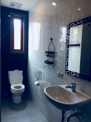 Chambre Standard | Salle de bain | Douche, articles de toilette gratuits