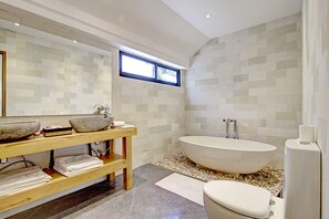 مغطس/حوض استحمام عميق