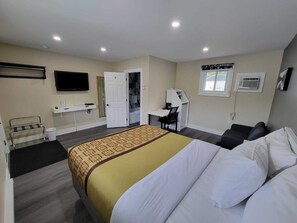 Room, 1 Queen Bed | Free WiFi, bed sheets - Pine Motel (Laurentian Hills)