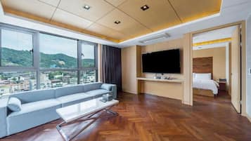 Suíte real | Área de estar | TV LED 47 polegadas com canais a cabo, TV, Netflix