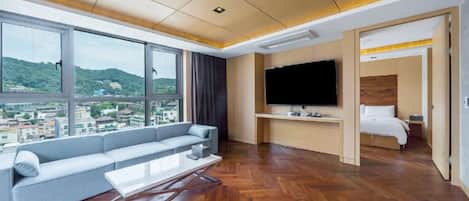 Royal Suite | Ruang tamu | 47 inci televisyen LED dengan kabel, TV, Netflix