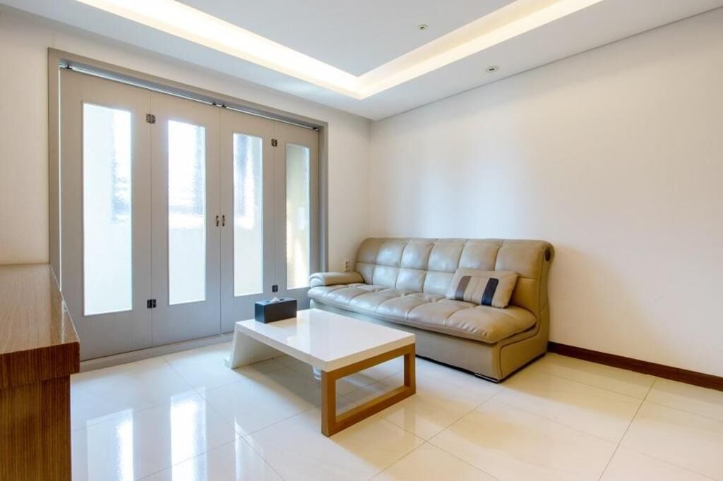 Living area | 47-inch LED TV with cable channels, TV, Netflix