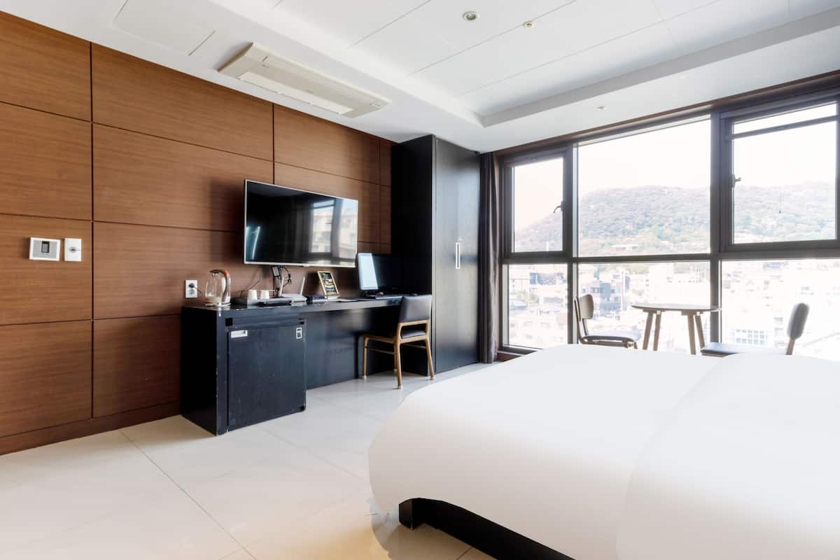 Decoración personalizada, muebles diferentes y cortinas blackout