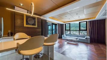 Royal Suite | Living area | 47-inch LED TV with cable channels, TV, Netflix