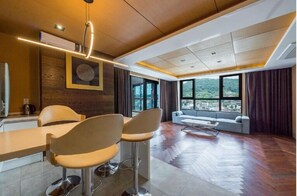 Royal Suite | Living area | 47-inch LED TV with cable channels, TV, Netflix