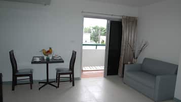 Deluxe Room | Living area | TV