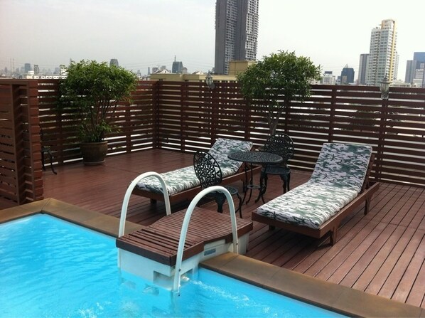 Outdoor pool, a rooftop pool - PMTK Residence (Bangkok)