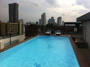 Outdoor pool, a rooftop pool - PMTK Residence (Bangkok)